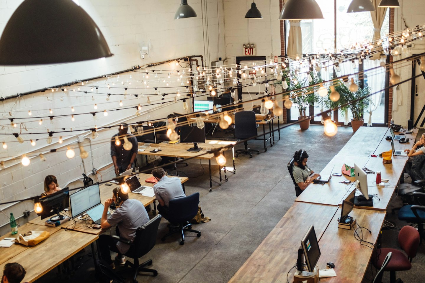 Professionisti diversi che lavorano al computer in un ufficio moderno.